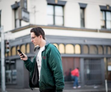 Homem utilizando Pix na rua