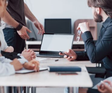 Profissionais planejando como abrir um escritório de contabilidade