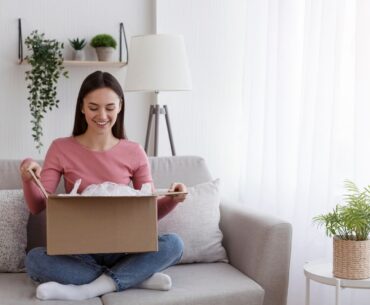 Mulher recebendo encomenda do clube de assinatura