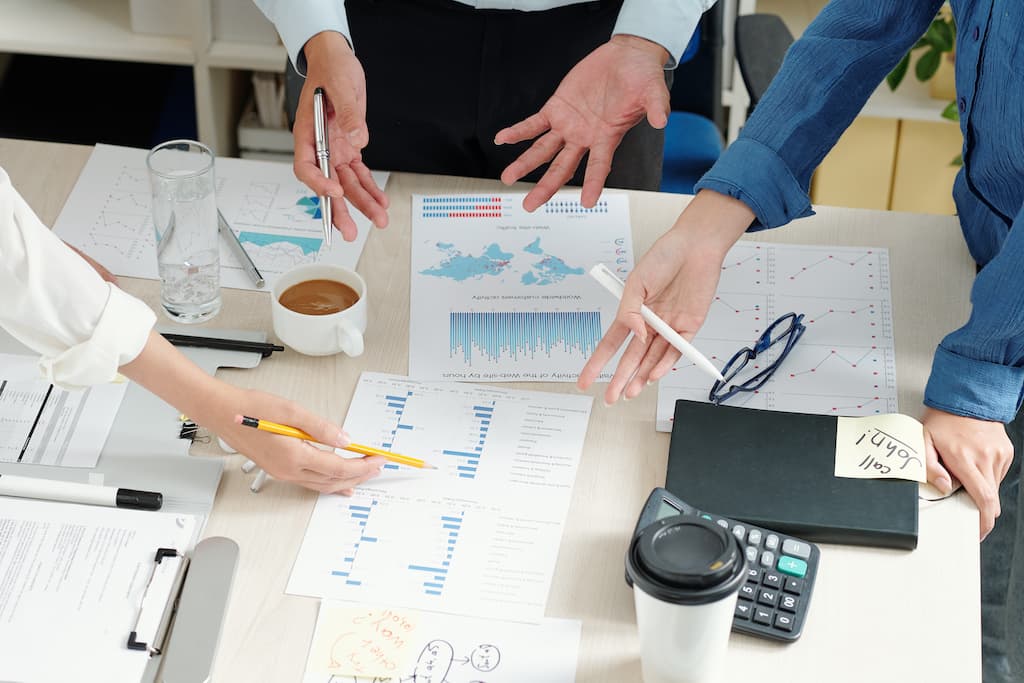 Equipe conversando sobre as dores do departamento financeiro
